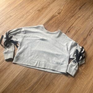 Cropped crewneck sweatshirt with tie sleeves
